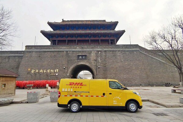 DHL快遞派送車在聊城內(nèi)派件